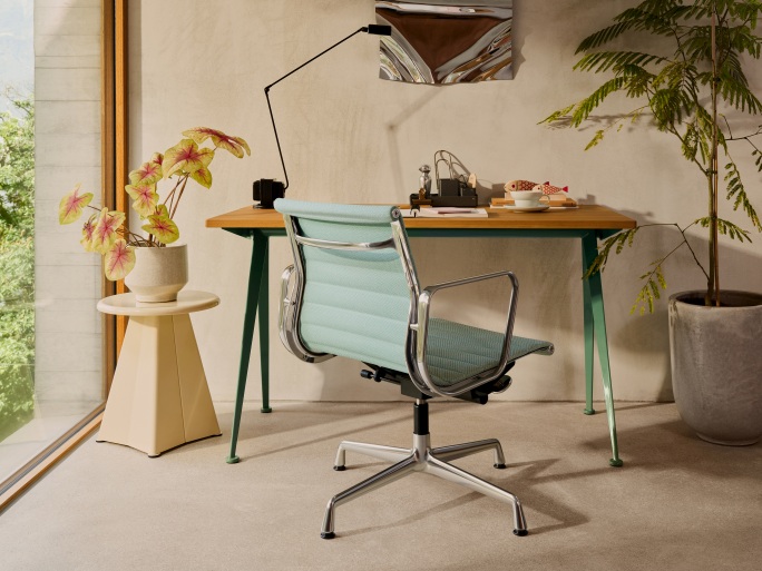 Büro-Szene mit hellblauem Aluminium Chair EA 132 von Vitra, Schreibtisch und Zimmerpflanzen.