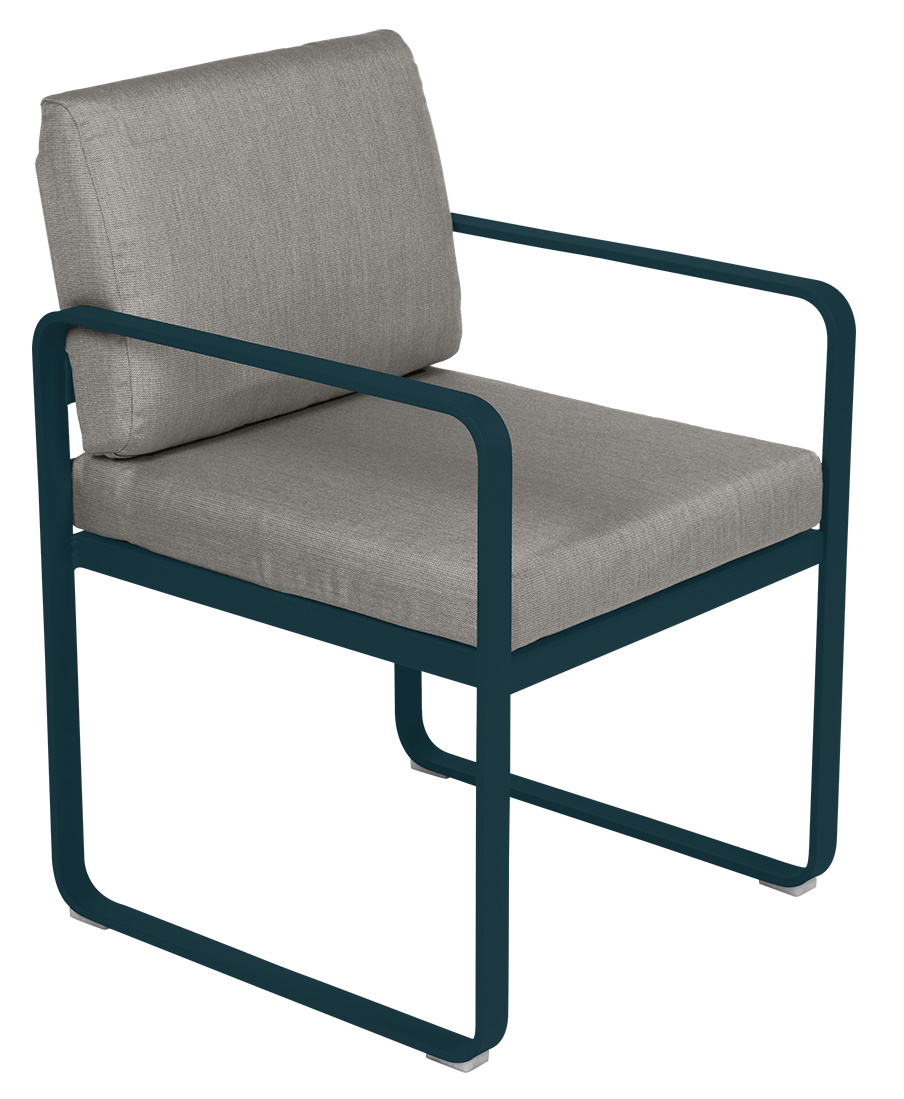 Bellevie Sessel von Fermob für den Außenbereich, graue Polster und petrolfarbenes Gestell, moderne Gartenmöbel.