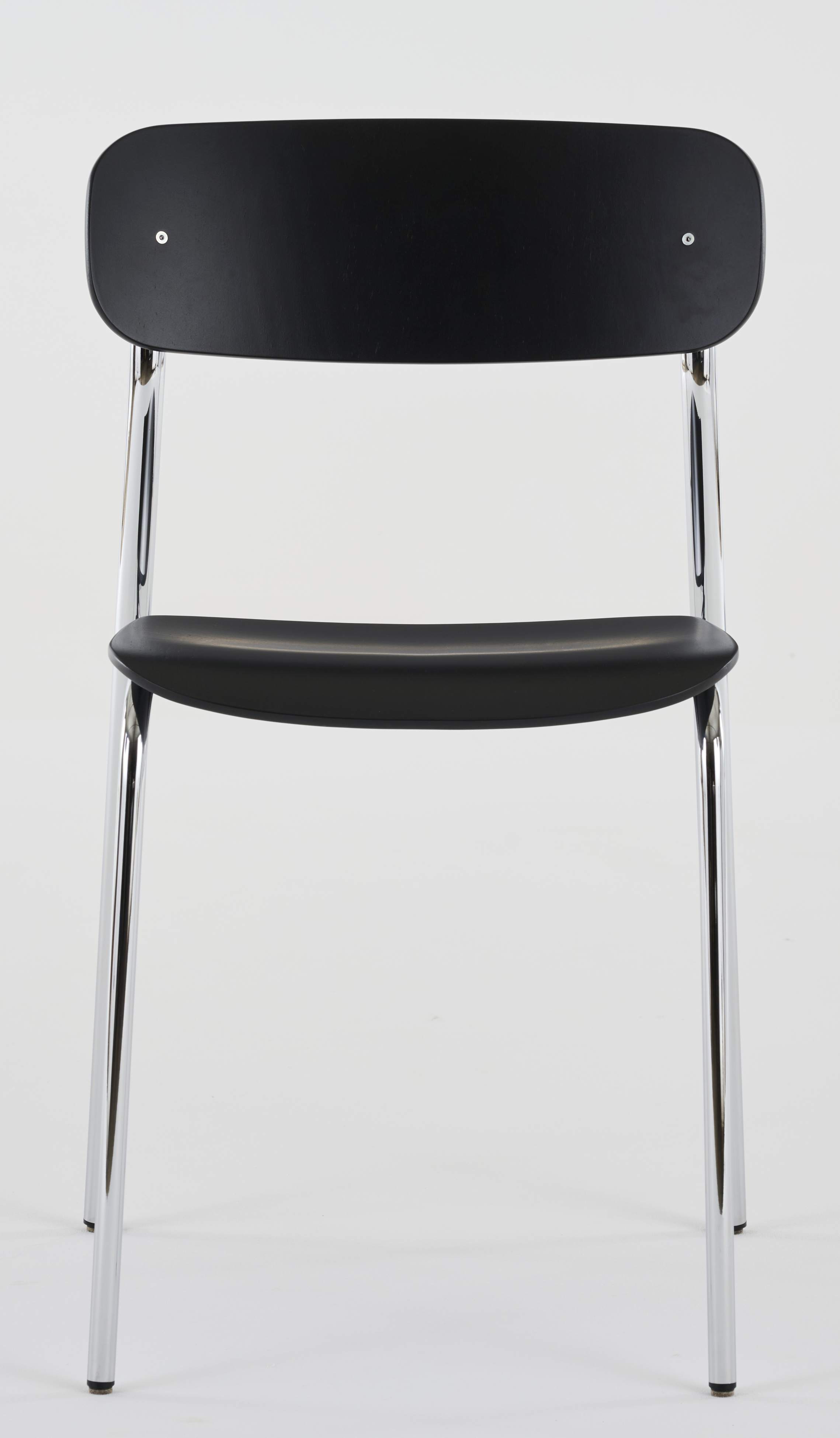 S 243 Stahlrohrstuhl von Thonet, ein minimalistischer Designklassiker mit schwarzer Sitzfläche und Rückenlehne, verchromtem Stahlrohrgestell.