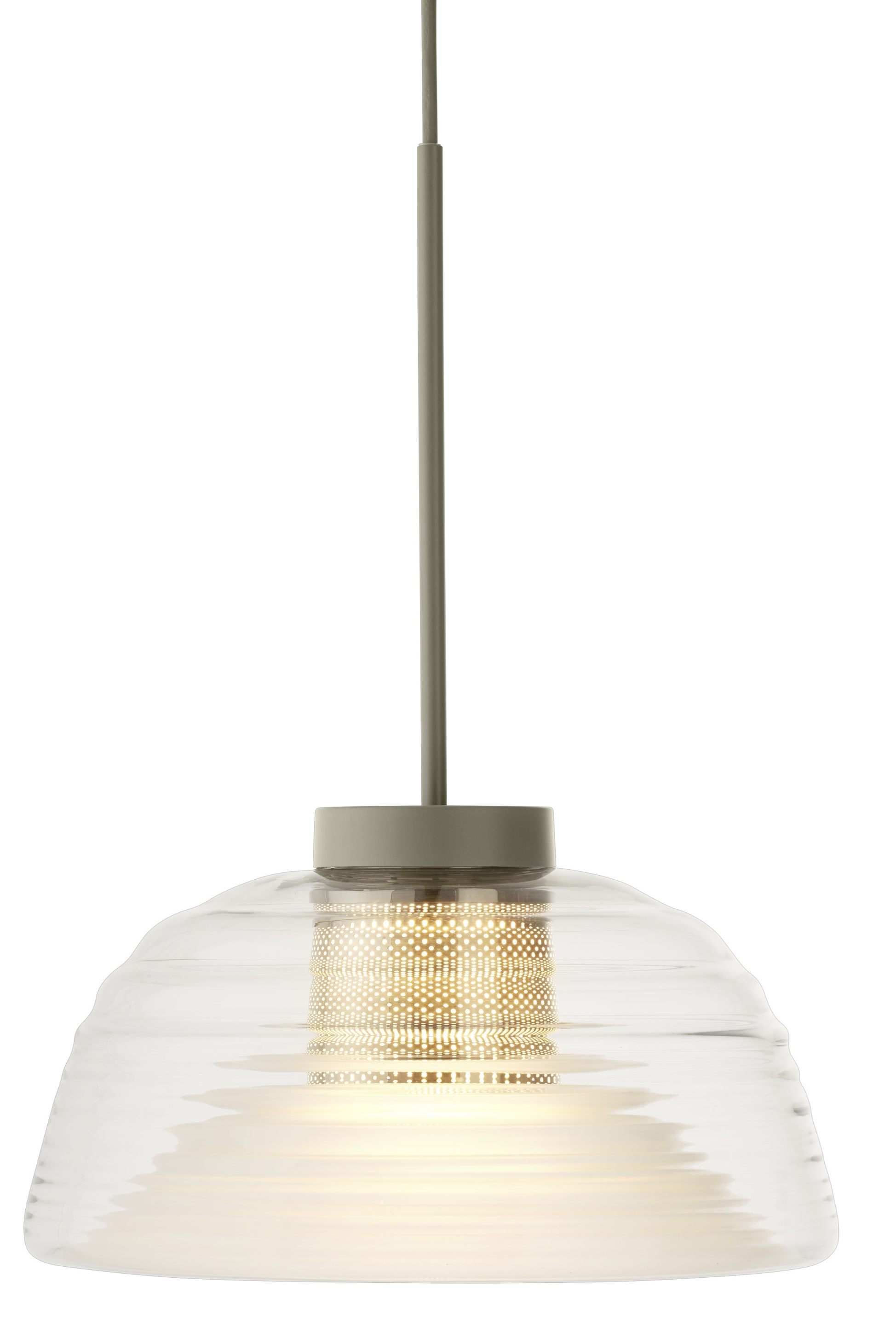Nahaufnahme der Muuto Two-Layer Pendelleuchte mit transparentem Glasschirm und warmem Lichtschein.
