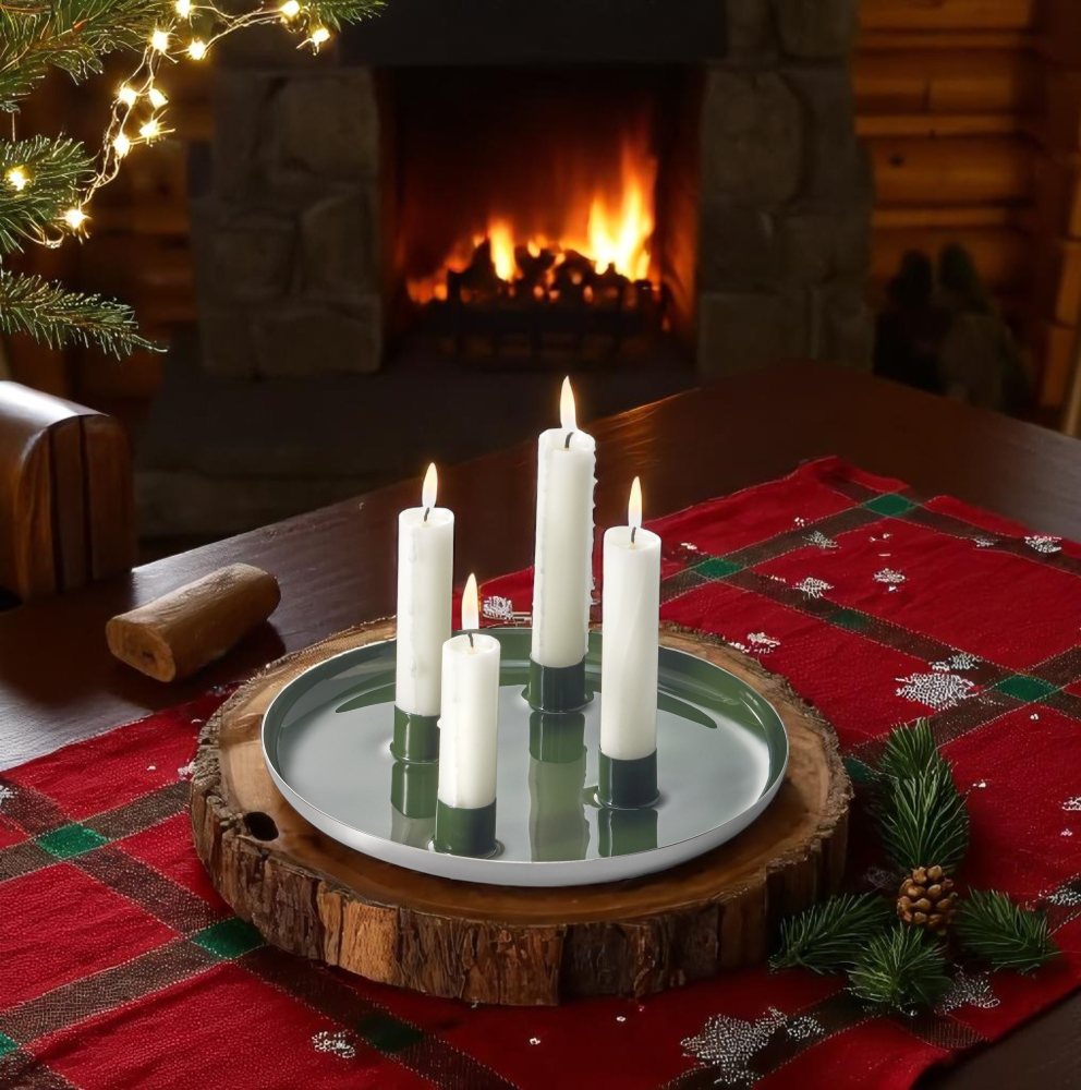 Biel Adventsteller von Philippi aus Stahl mit vier brennenden Kerzen auf einem Holzteller.
