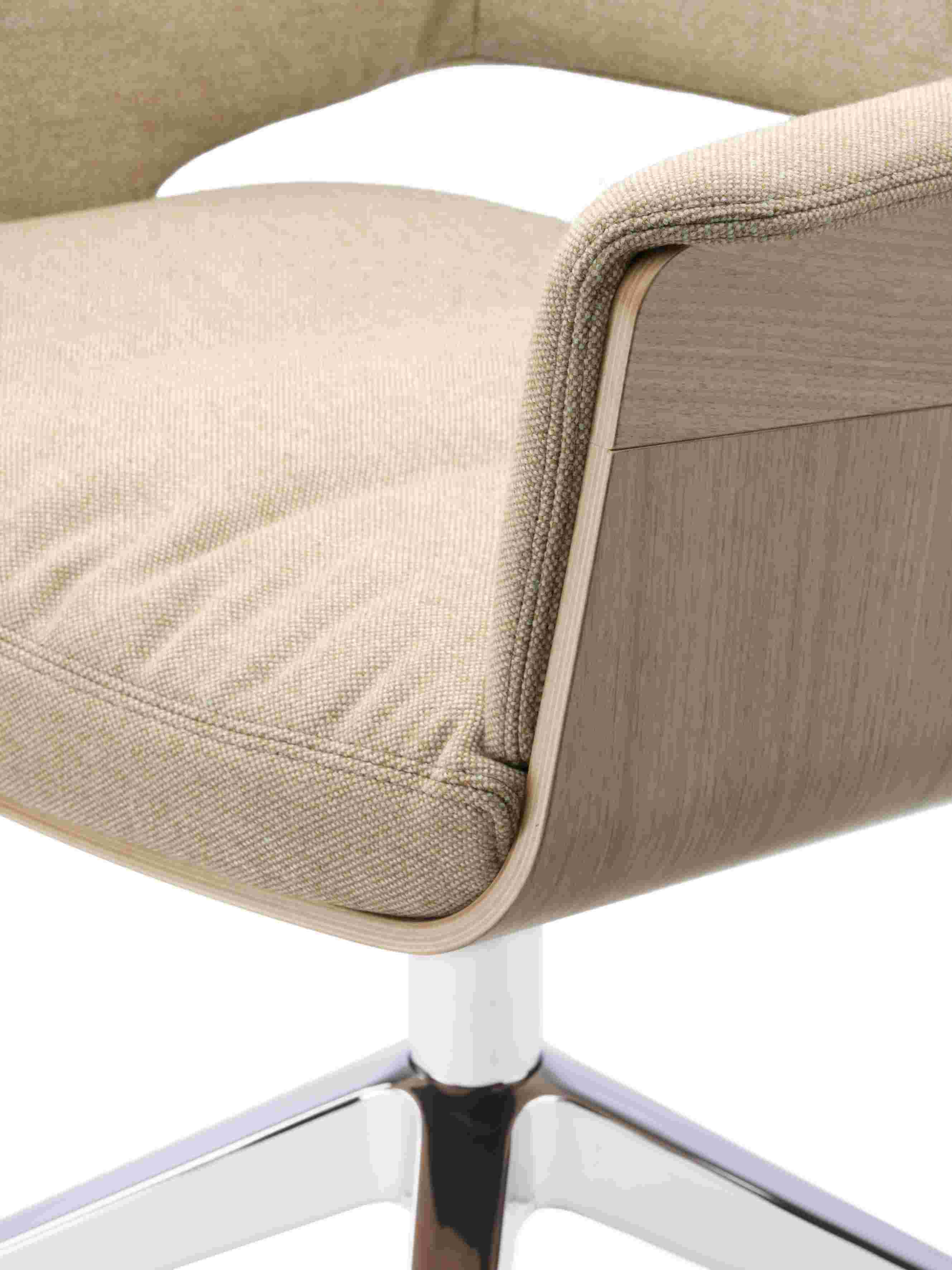 Detailaufnahme des Thonet S 847 PVD Drehsessels mit beigem Stoffbezug und verchromtem Fußkreuz.
