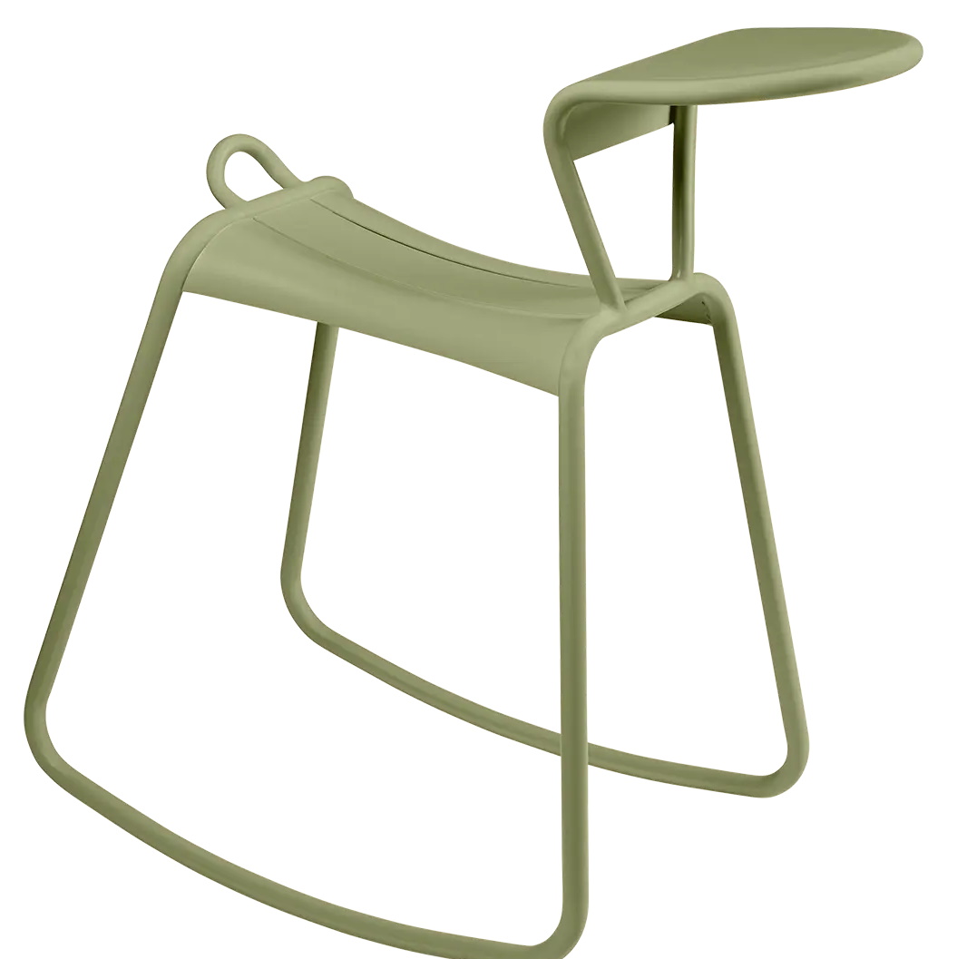 Adadesk Beistelltisch Wippe von Fermob in Salbeigrün, moderner Outdoor Tisch mit minimalistischem Design.
