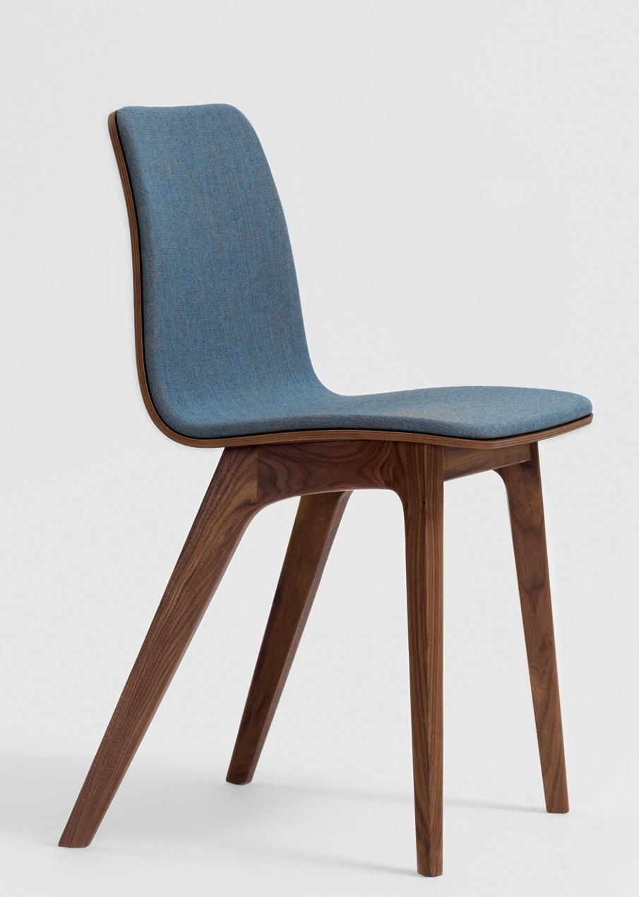 Morph Holzstuhl mit blauem Sitzpolster von Zeitraum, moderner Holzstuhl mit ergonomischem Design.