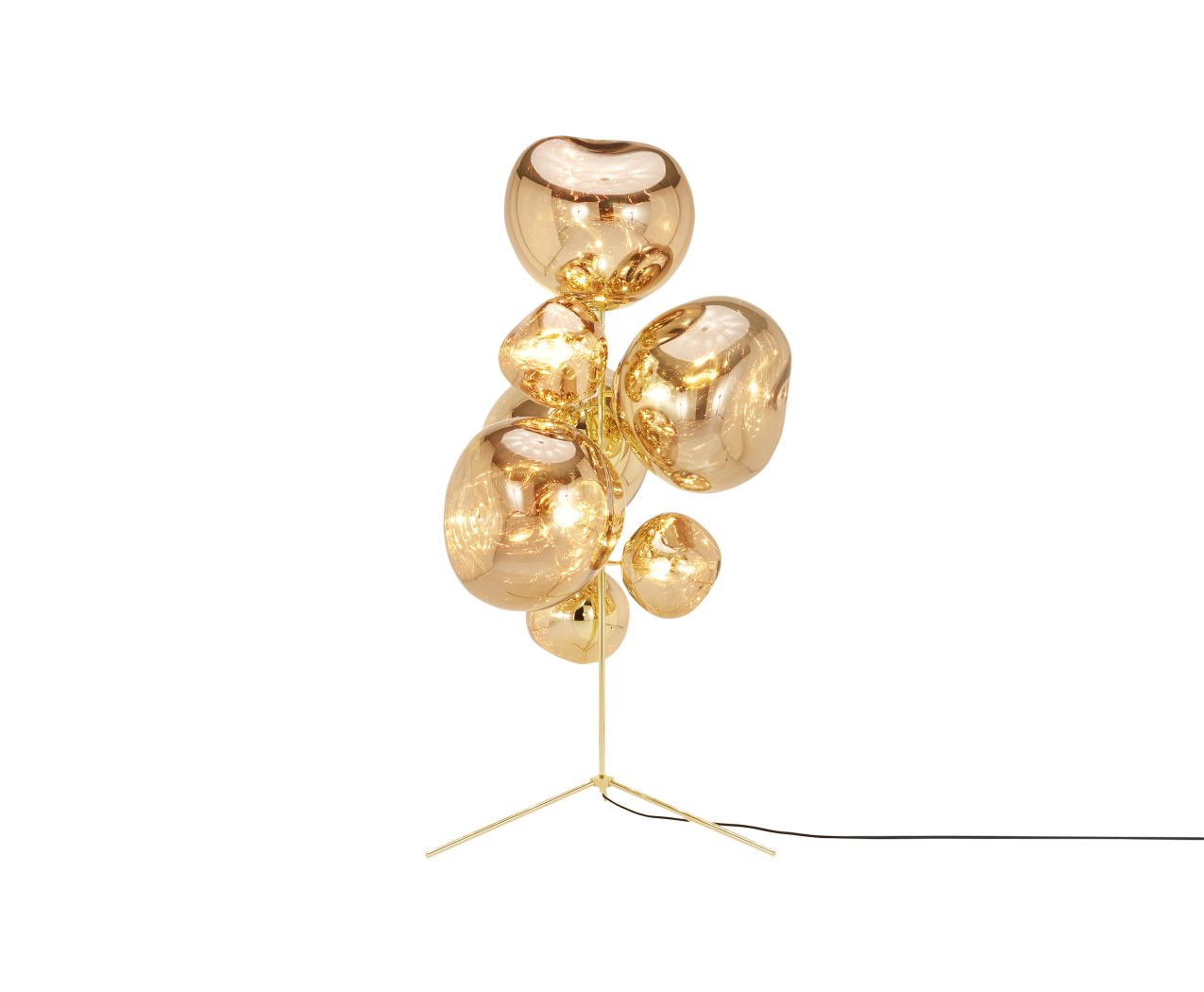 Goldener Melt Stehkronleuchter von Tom Dixon mit mehreren organisch geformten Glasschirmen auf filigranem Stativ.