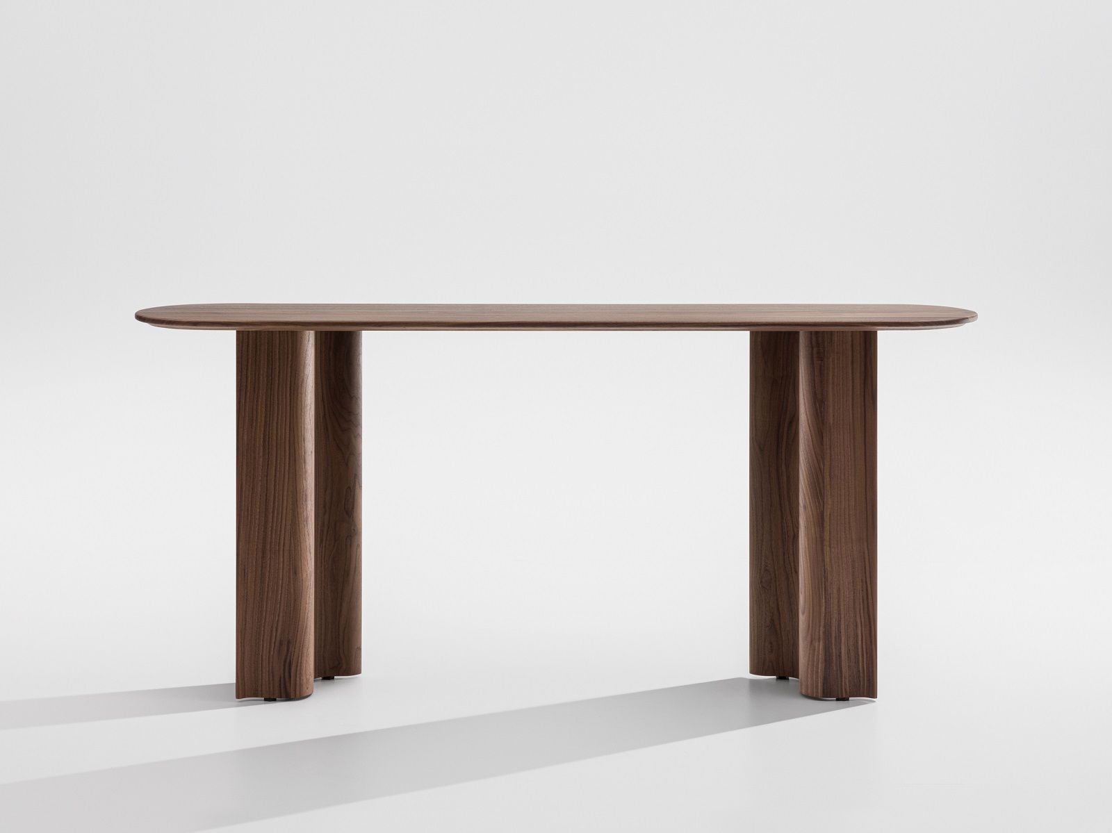 Curtain Console Tisch aus Nussbaumholz, minimalistisches Design mit abgerundeten Formen und drei Beinen.