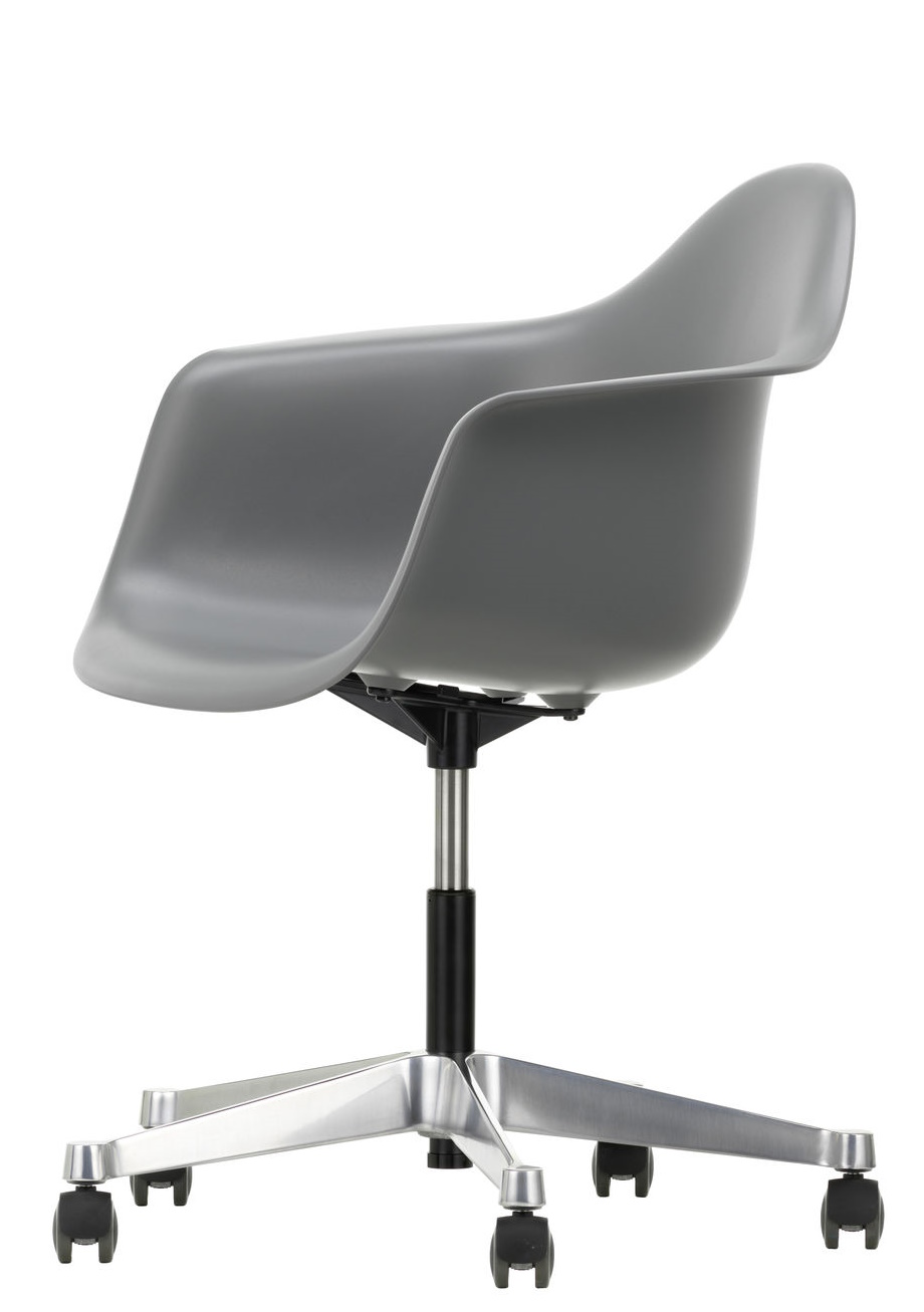 Grauer Eames Plastic Arm Chair PACC Stuhl von Vitra mit Rollen und Aluminiumfuß, seitliche Ansicht.