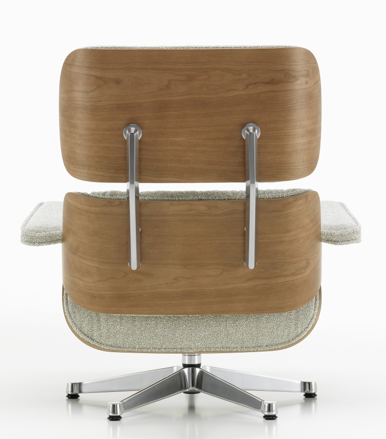 Rückansicht des Eames Lounge Chair Sessels mit Holzschale, grauem Stoffbezug und silbernem Fußkreuz.