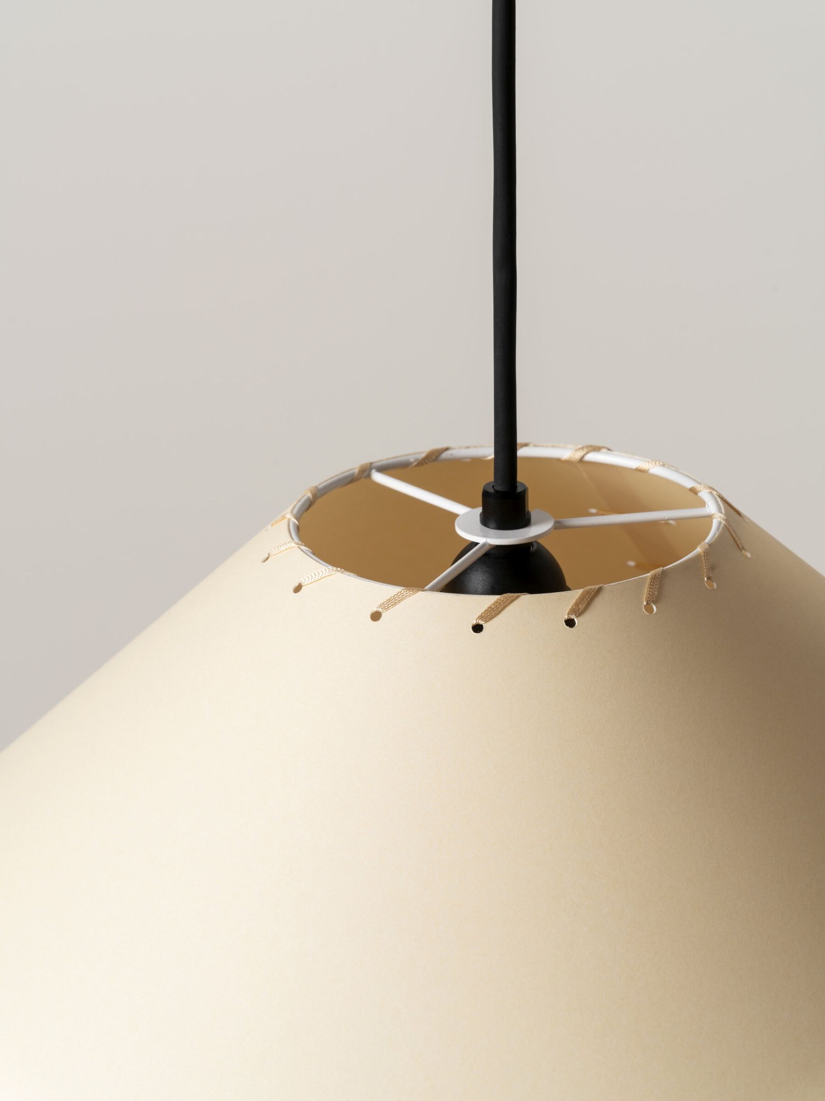 Detailaufnahme der Sísísí Pendelleuchte von Santa & Cole in Beige, Ø49cm, für stimmungsvolle Beleuchtung.