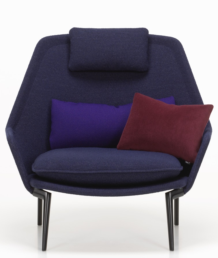 Blauer Slow Chair Sessel von Vitra mit Kopfstütze und farbigen Kissen, modernes Designmöbel.