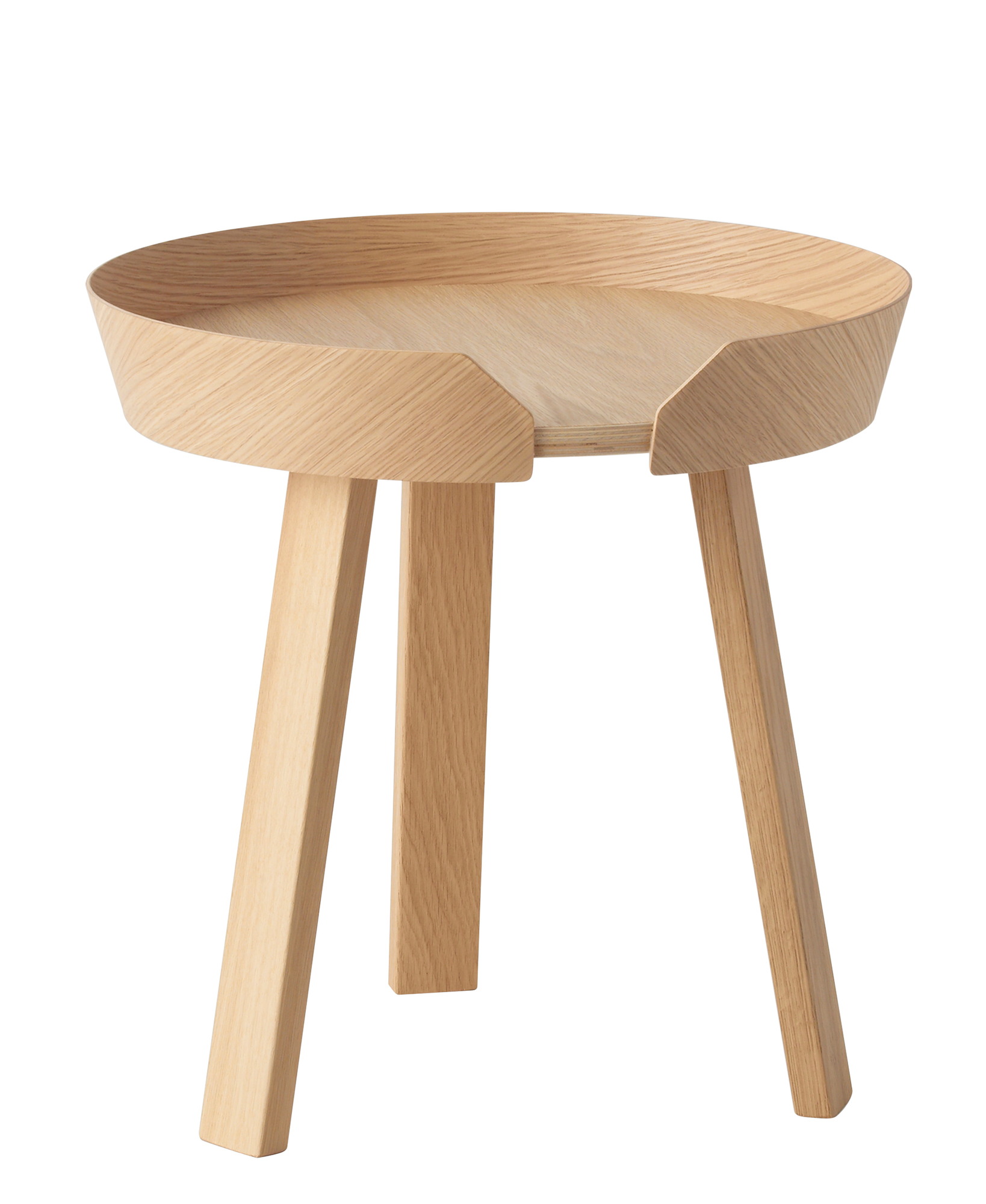 Muuto Around Coffee Table Small aus Eichenholz, runder Beistelltisch mit drei Beinen, modernes Möbeldesign.