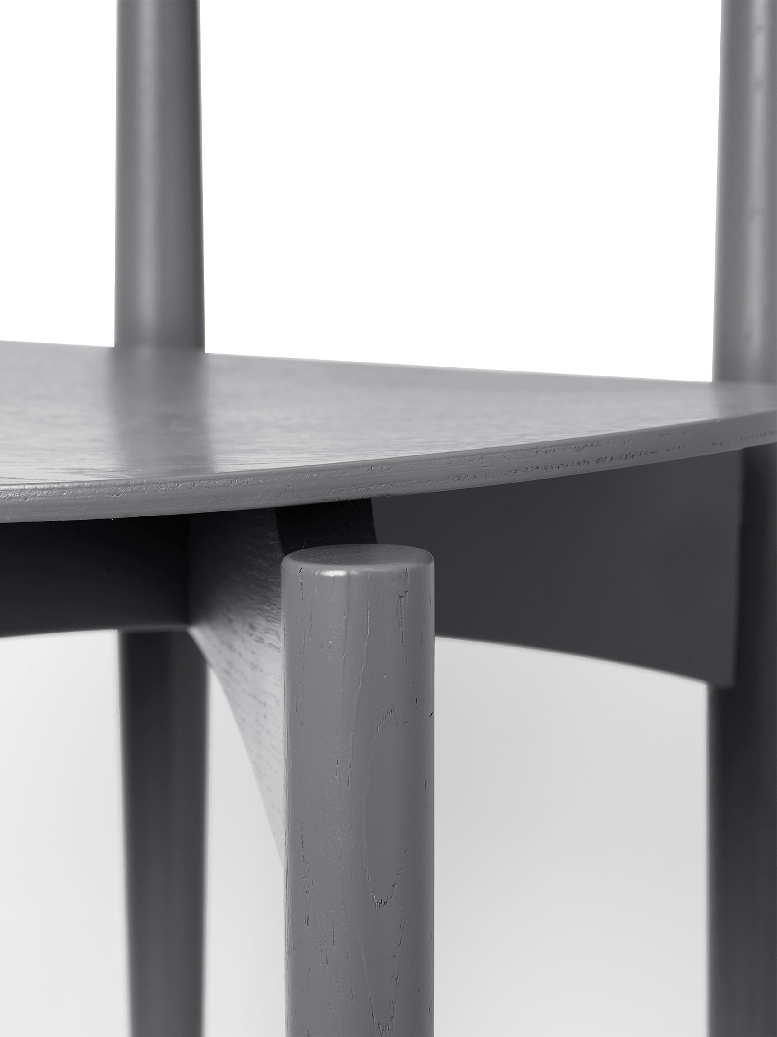 Detailaufnahme des Herman Esszimmerstuhls von Ferm Living mit schwarzem Holzgestell. Moderner Stuhl für Esszimmer.