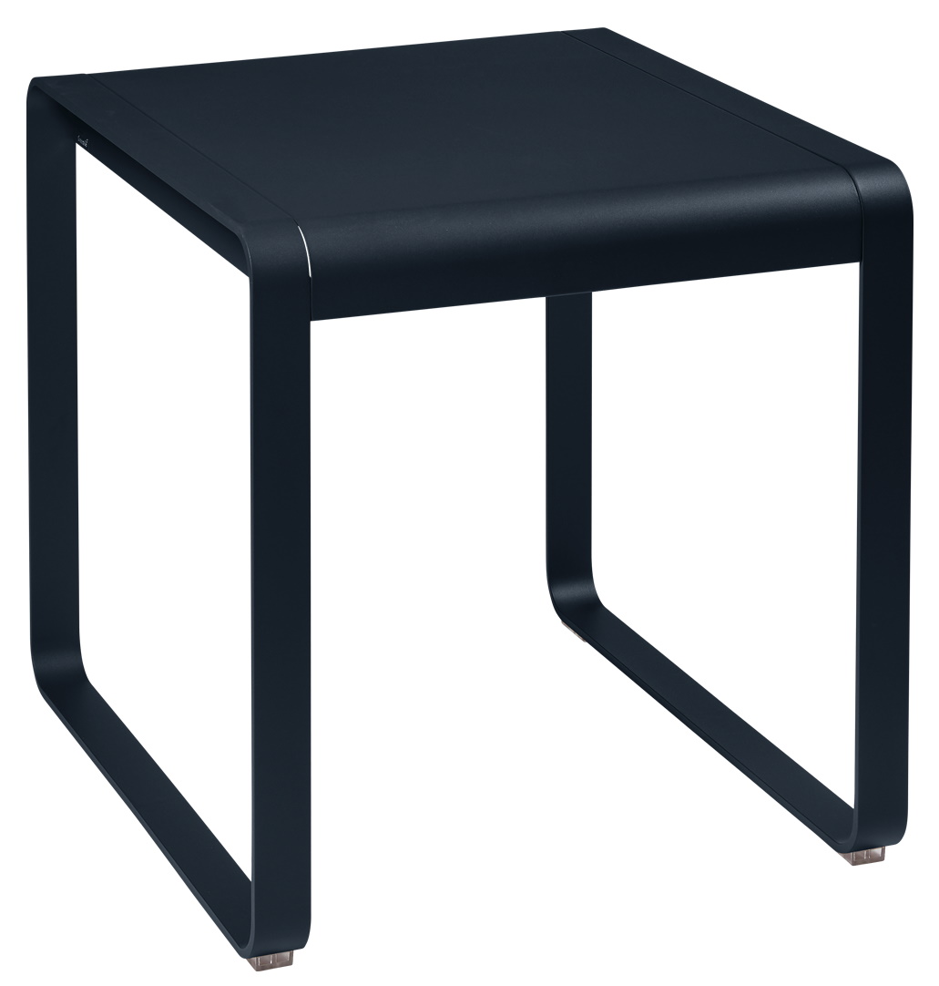 Bellevie Tisch von Fermob für den Außenbereich, quadratisch, aus Metall in dunklem Blau.