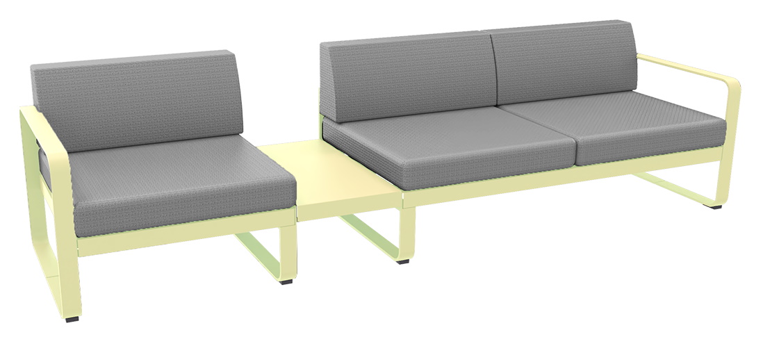 Bellevie Lounge Sofa von Fermob, Outdoor-Möbel mit grauen Polstern und hellem Gestell.