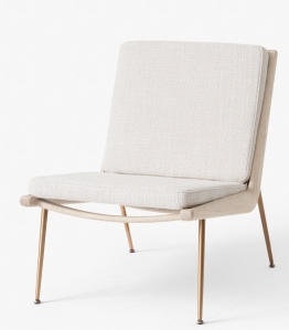 Boomerang Lounge Chair: Moderner Sessel mit hellem Stoffbezug und filigranem Metallgestell für Wohnzimmer und Lounge-Bereiche.