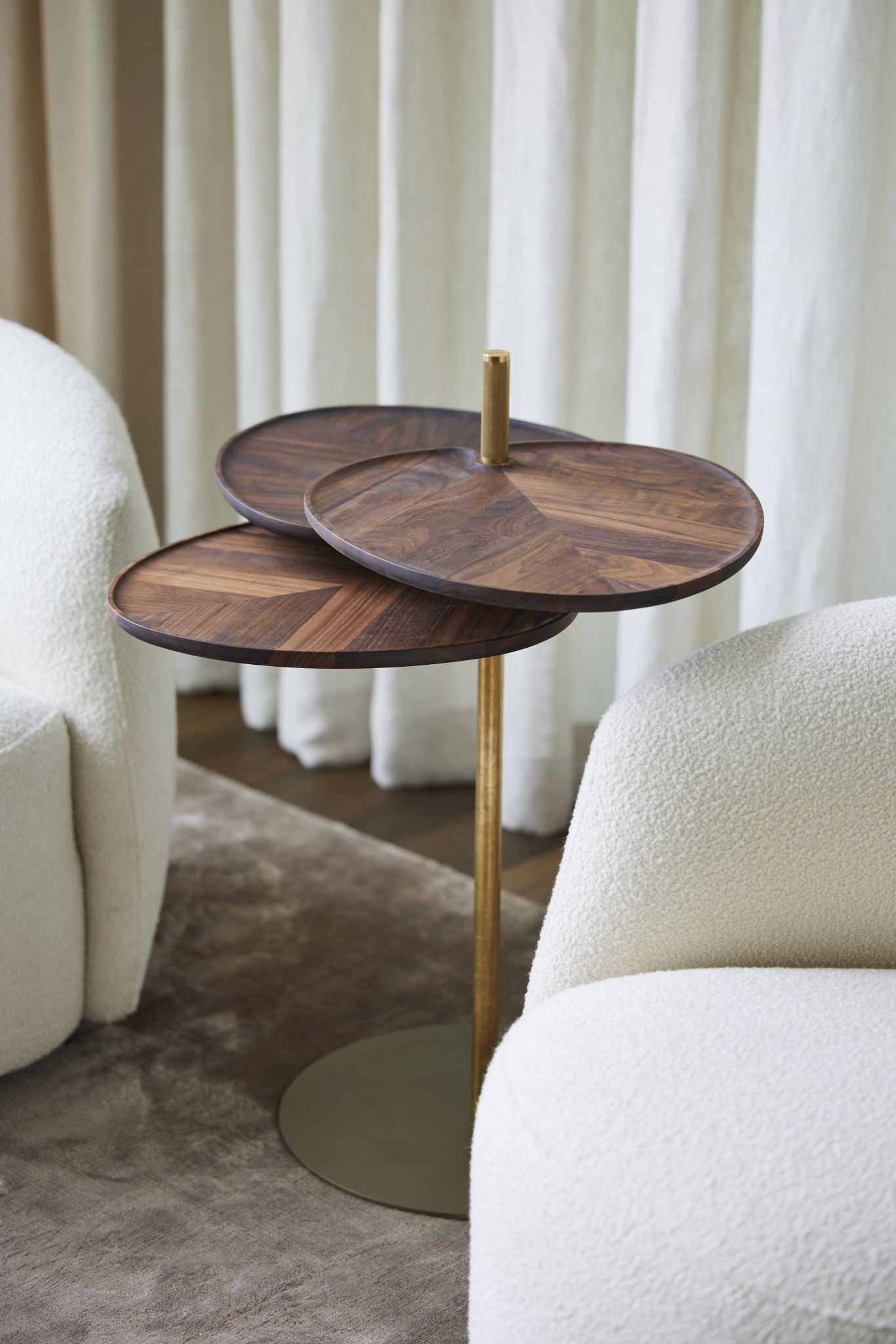 Leaf 3 Side Table Beistelltisch von PER/USE aus Holz und Metall im modernen Wohnzimmer.