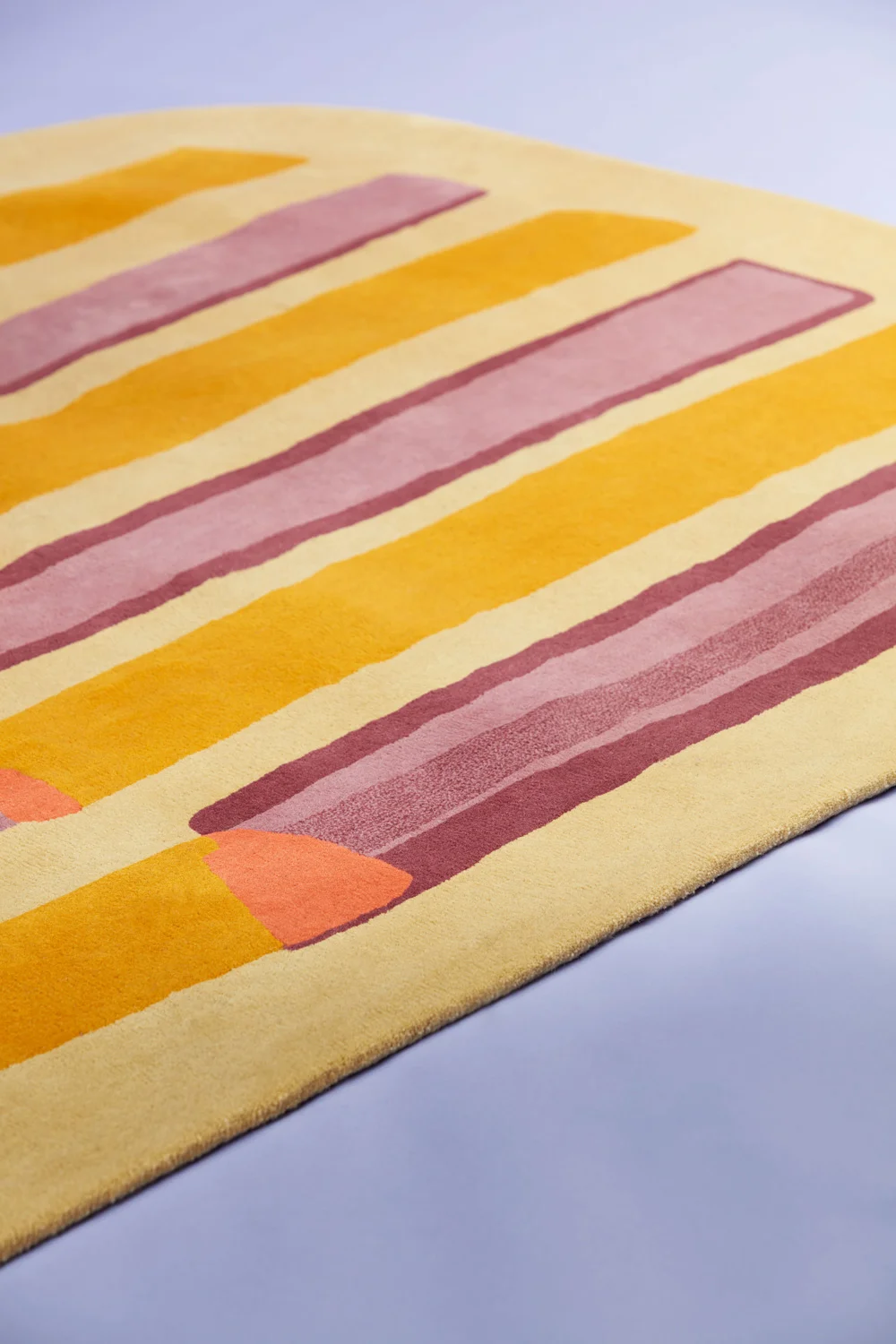Parays Teppich: Gelb-violetter Teppich mit Streifenmuster für Wohnzimmer und Schlafzimmer, modernes Design.