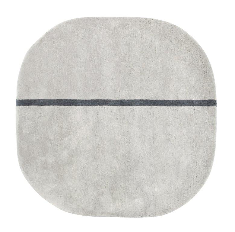 Oona Teppich von Normann Copenhagen, hellgrauer Wollteppich mit dunklem Querstreifen, modernes Design für Wohnzimmer.