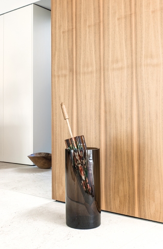 Schönbuch Schirmständer 0510 aus getöntem Glas mit Regenschirm, moderner Design Schirmständer für Flur und Eingangsbereich.