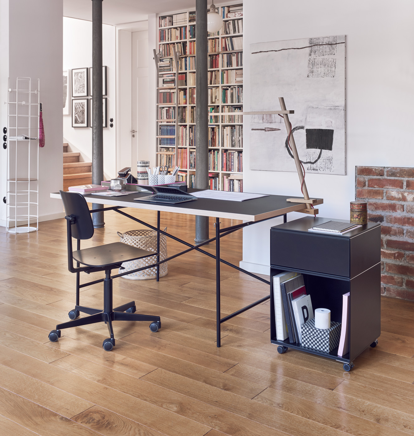 Moderner Arbeitsplatz mit Eiermann Tisch und schwarzer Tischplatte, ideal für Homeoffice und Büro.