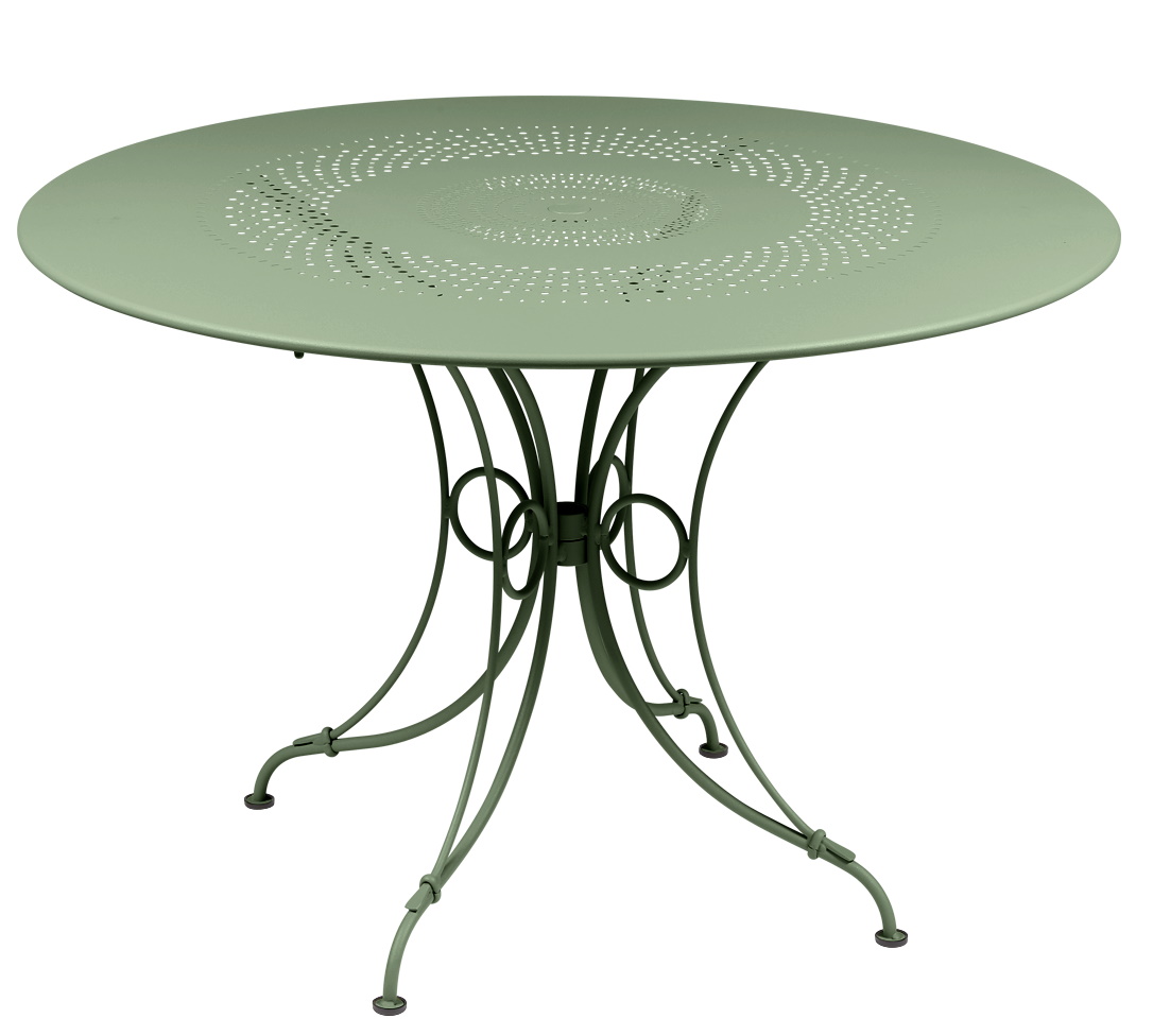Fermob 1900 Gartentisch in Salbeigrün: Runder Outdoor-Tisch mit filigranem Lochmuster und Metallgestell für Garten und Terrasse.