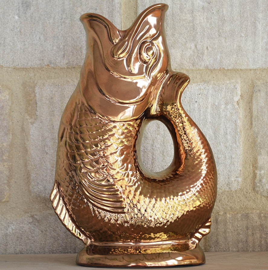 Kupferfarbene Gluckigluck Fischkaraffe im Detail, Keramik Wasserkrug in Form eines Fisches mit Schuppenmuster.