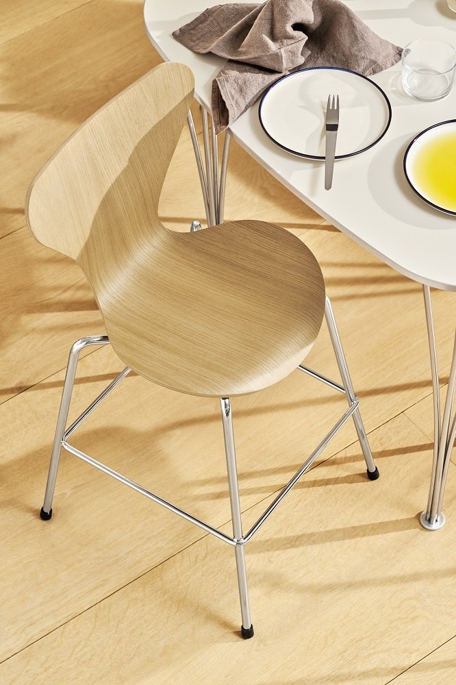 Detailansicht: Series 7 Junior Chair Kinderhochstuhl von Fritz Hansen, Eiche natur, Chromgestell.