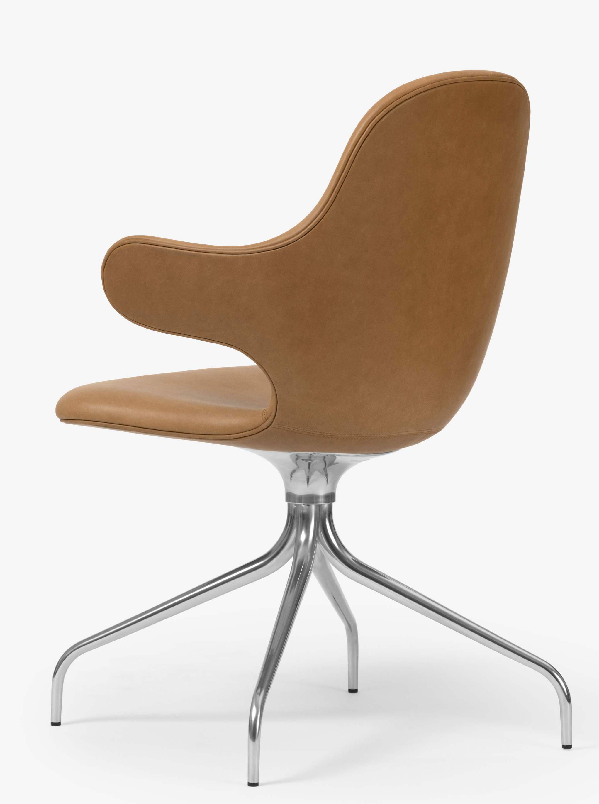 Catch JH2 Drehstuhl von AndTradition, Lederstuhl in Cognac mit Drehfuß aus poliertem Aluminium.