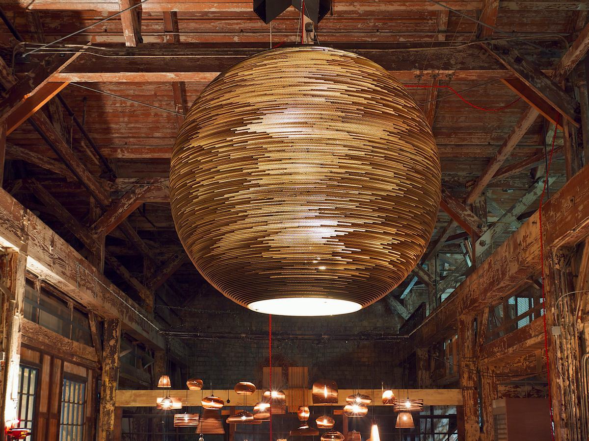 Sun32 Scraplights Hängeleuchte von Graypants: Runde Designlampe aus recycelter Pappe, warmes Licht.