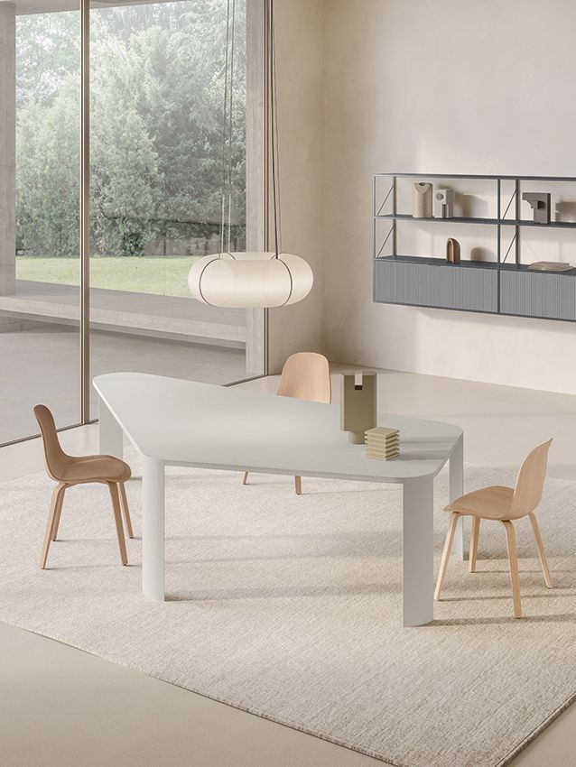 Heller Bonnet Table Tisch von MDF Italia mit Holzstühlen in modernem Esszimmer.