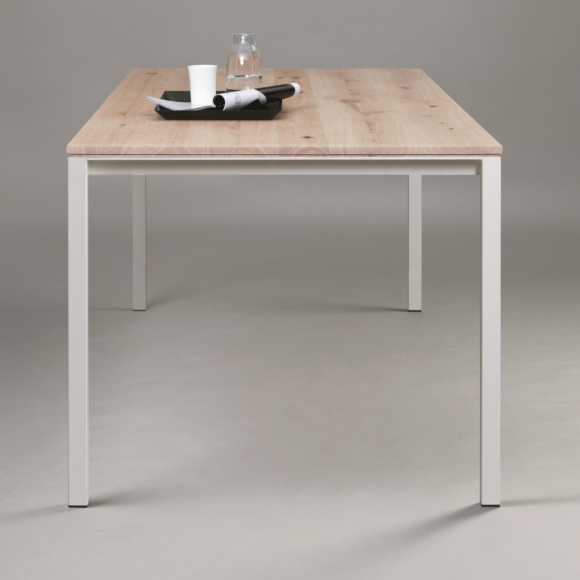 Janua S 600 Tisch mit Eichenplatte und weißem Stahlgestell, modernes Design für Esszimmer.