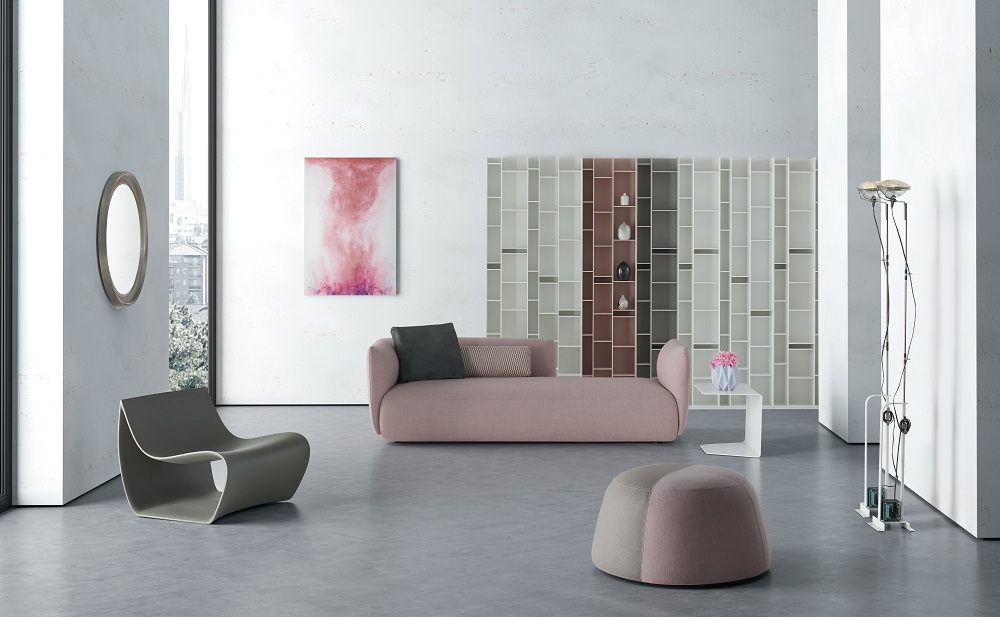 Moderner Wohnraum mit SIGN MATT Sessel, Sofa, Hocker und Regal von MDF Italia.