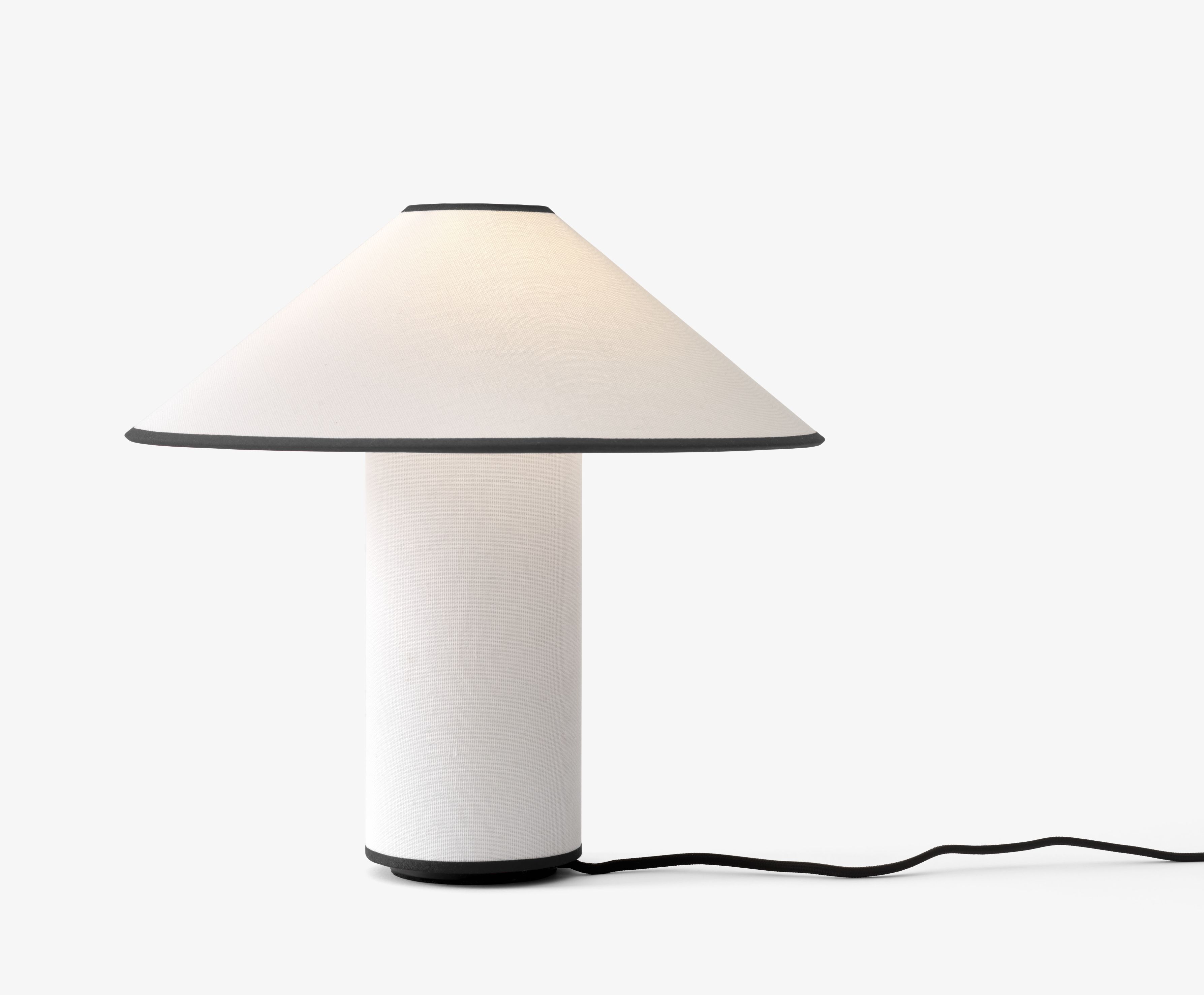 AndTradition ATD6 Colette Tischleuchte in Weiß mit schwarzem Rand, modernes Design für Nachttisch oder Schreibtisch.