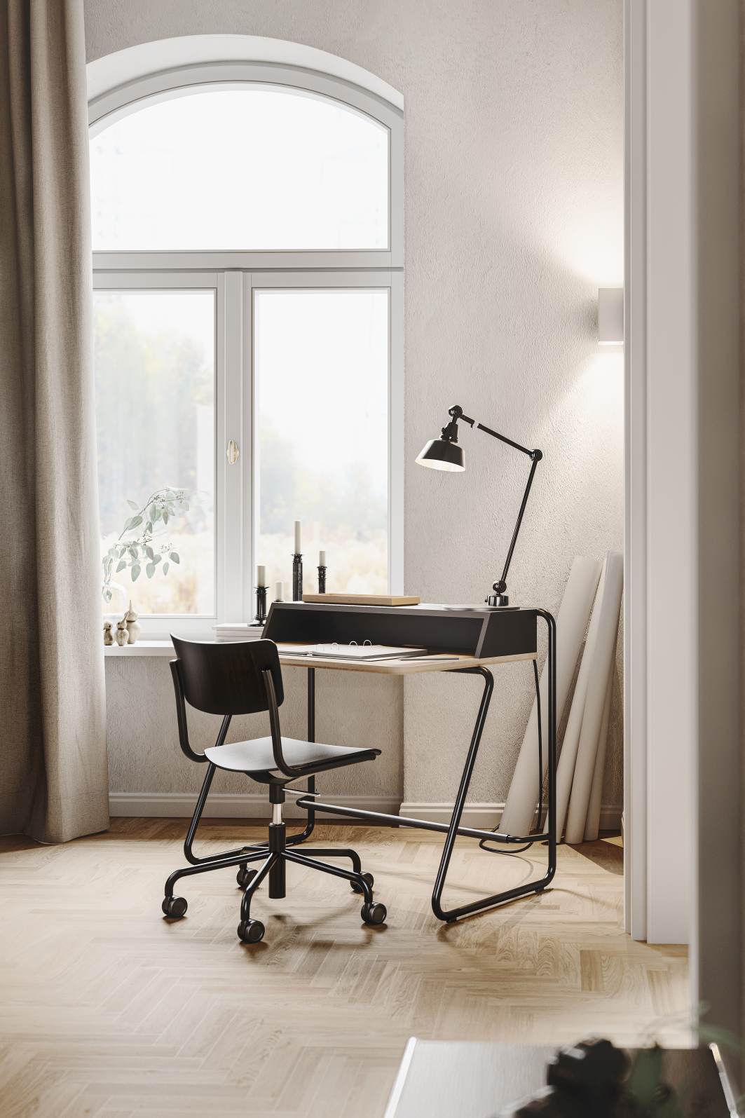 Schwarzer Thonet S 43 DR Drehstuhl am Schreibtisch vor einem Fenster, modernes Arbeitszimmer Interieur.