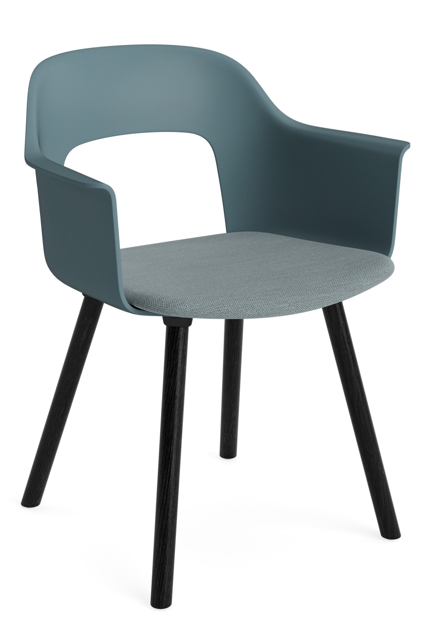 Layout Armchair 223 von Hay: Blauer Armlehnstuhl mit grauem Sitzpolster und schwarzen Holzbeinen, Frontansicht.