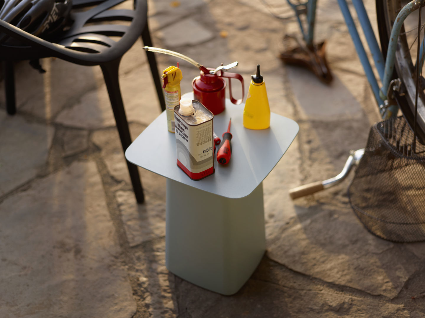 Metall Beistelltisch Groß Vitra mit Werkzeugen und Reinigungsflüssigkeiten im Außenbereich, ideal für Garten und Werkstatt.