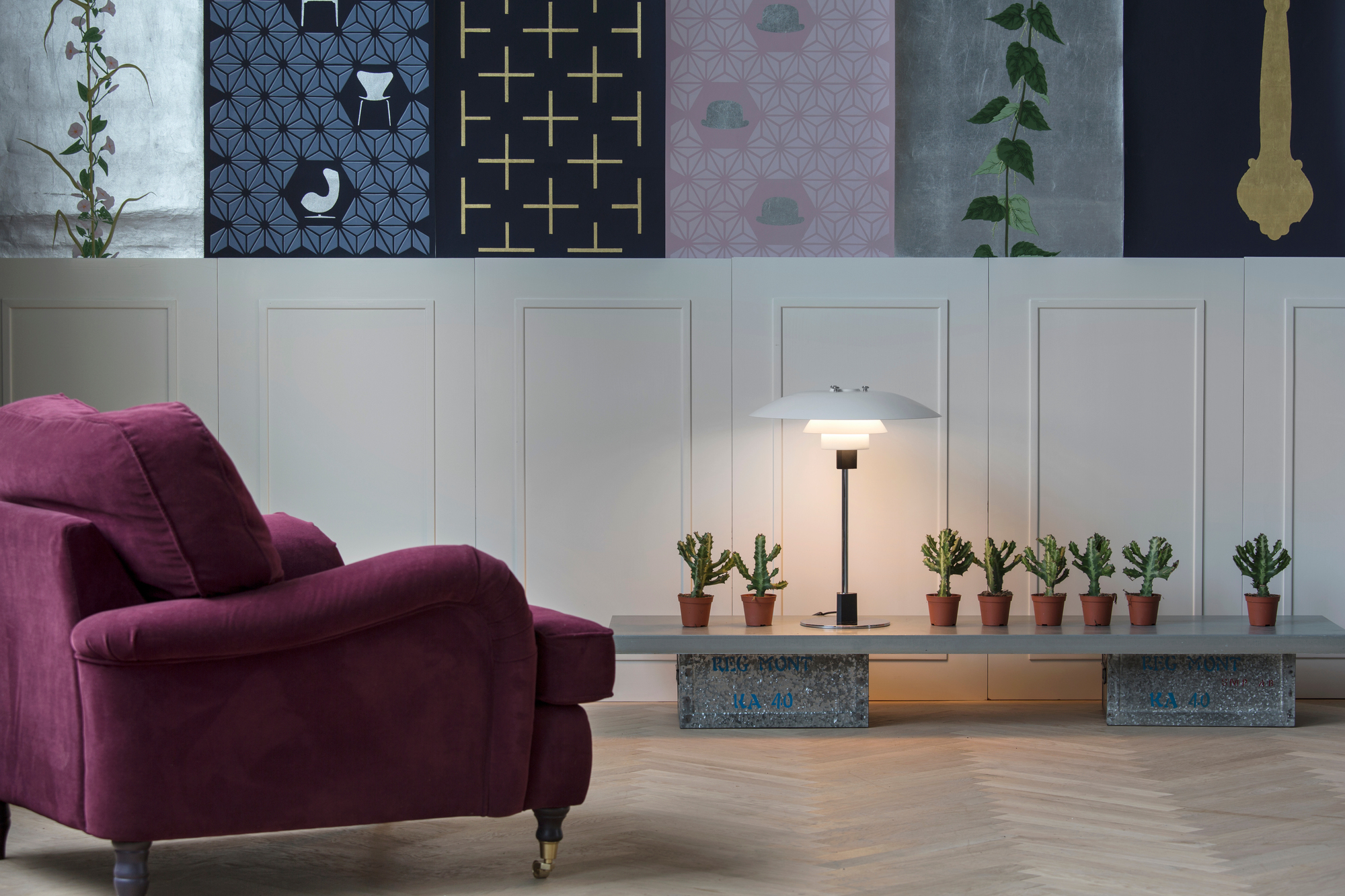 PH 4/3 Tischleuchte von Louis Poulsen, weiße Designlampe im Interieur mit Sessel und Kakteen.