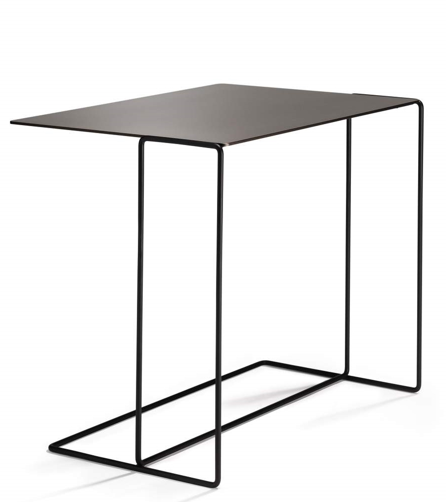 Oki Beistelltisch von Walter Knoll mit schwarzem Metallgestell und rechteckiger Tischplatte.