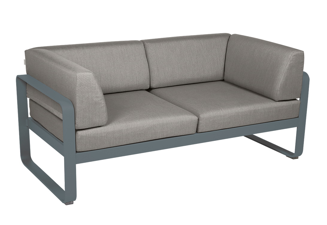 Bellevie 2-Sitzer Outdoor Sofa von Fermob, modernes Design mit grauem Aluminiumrahmen und bequemen Sitzkissen.