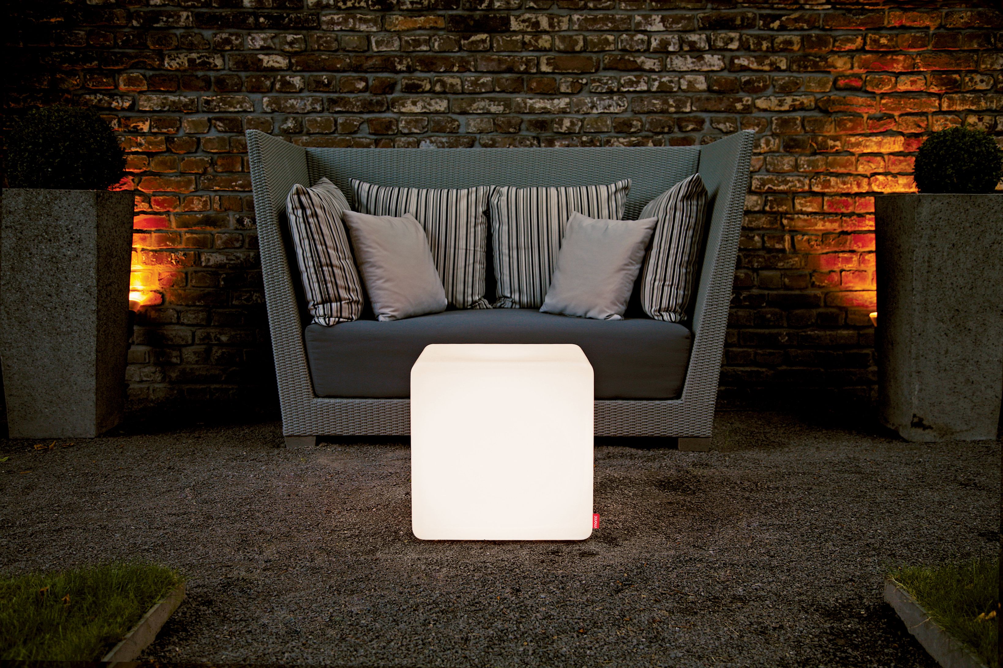 CUBE Outdoor Hocker & Beistelltisch von Moree, leuchtender Würfel im Garten, Outdoor Möbel.