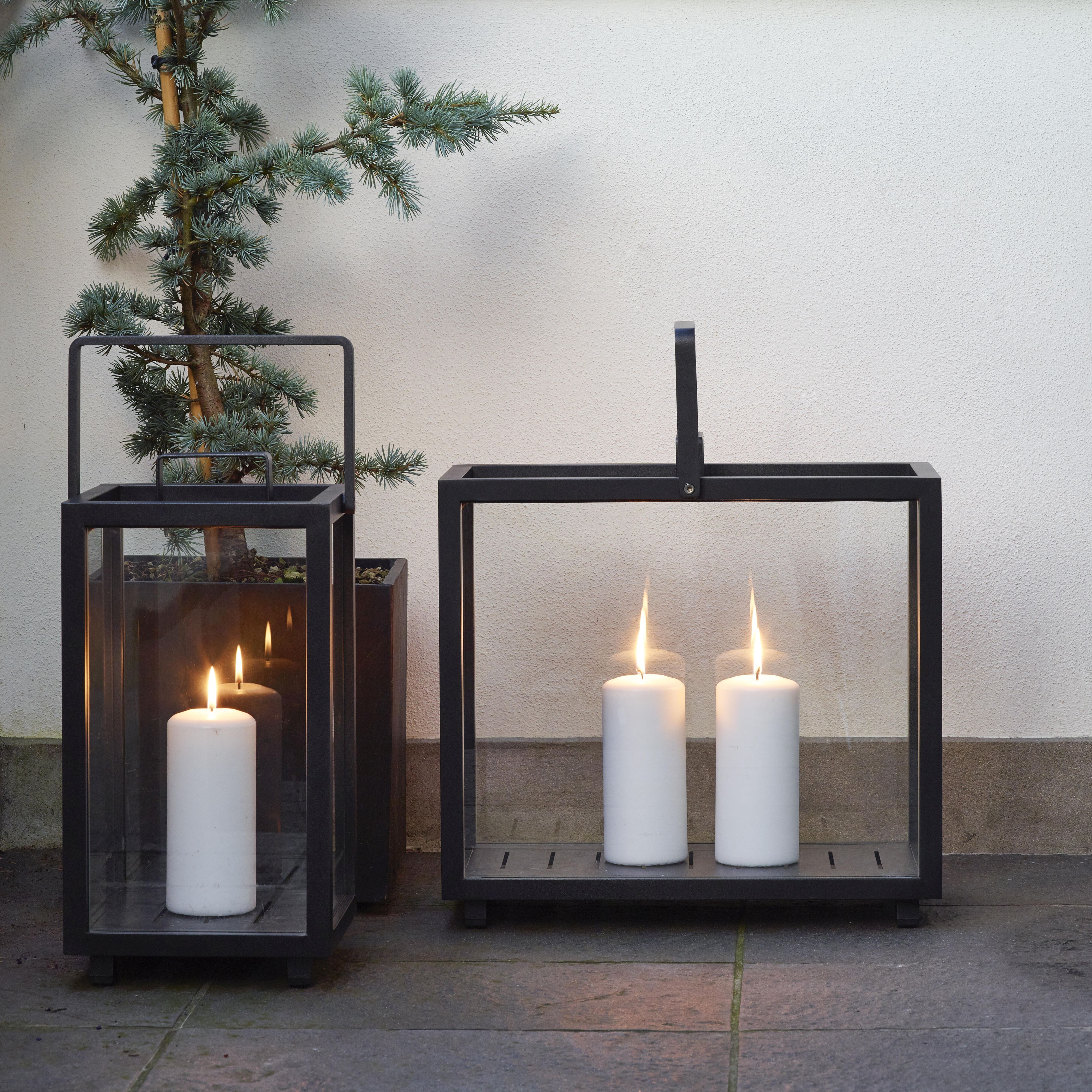 Rechteckige Lighthouse Laterne von Cane-Line aus Teakholz und Glas mit brennenden Kerzen für stimmungsvolle Gartenbeleuchtung.