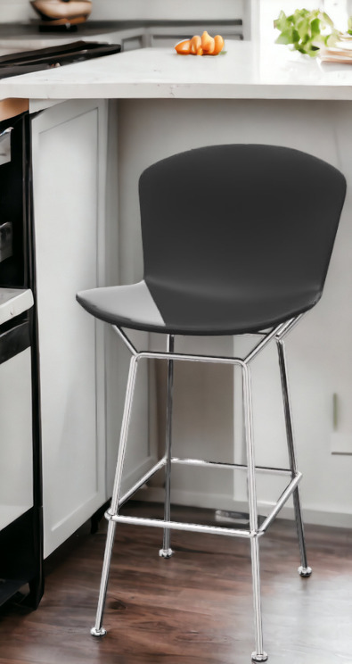 Bertoia Barhocker mit schwarzer Kunststoffschale und verchromtem Stahlgestell für die Küchentheke.