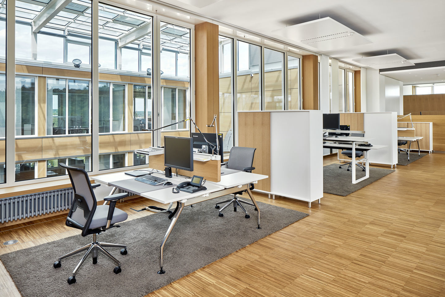 Büro mit Vitra ID Mesh Bürodrehstuhl mit Lumbalstütze und ergonomischen Büromöbeln für modernes Arbeiten.