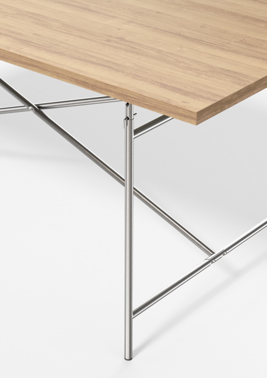Detailaufnahme Eiermann Tisch mit heller Holzplatte und verchromtem Stahlgestell, Designklassiker für Büro und Wohnen.
