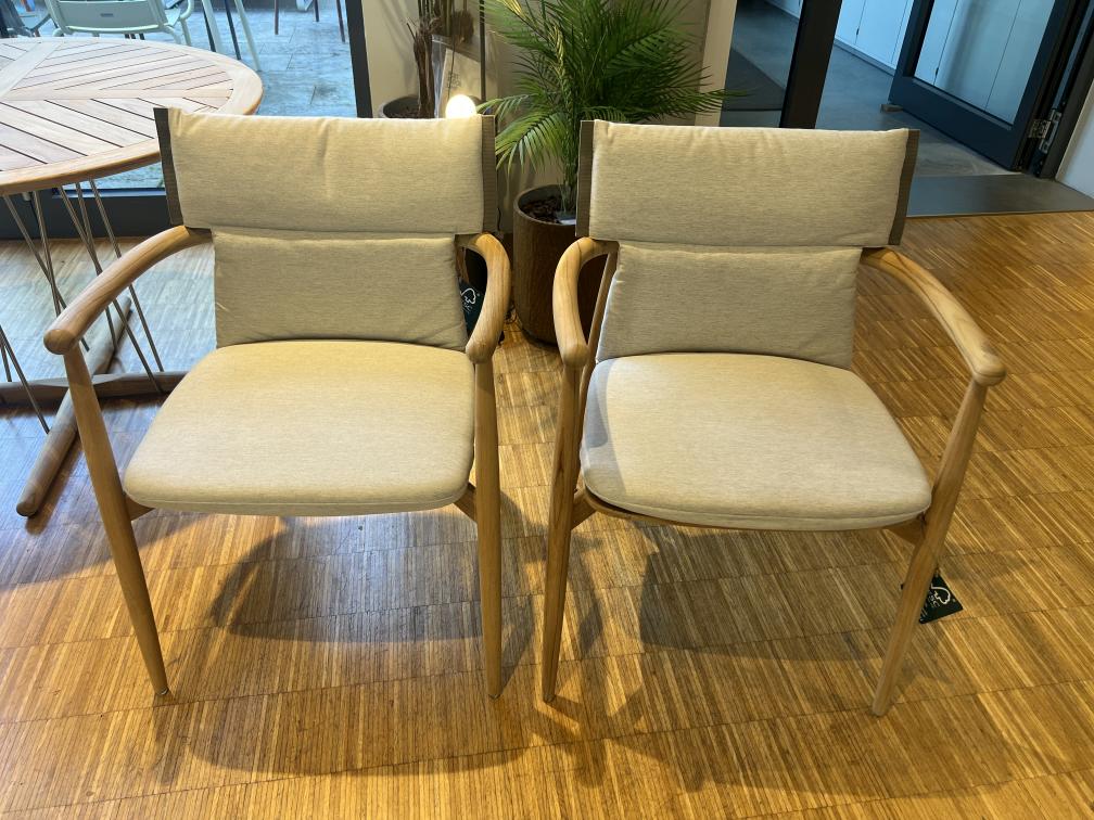 Zwei Embrace Outdoor Stühle von Carl Hansen, Teil einer stilvollen Tischkombination für den Außenbereich.