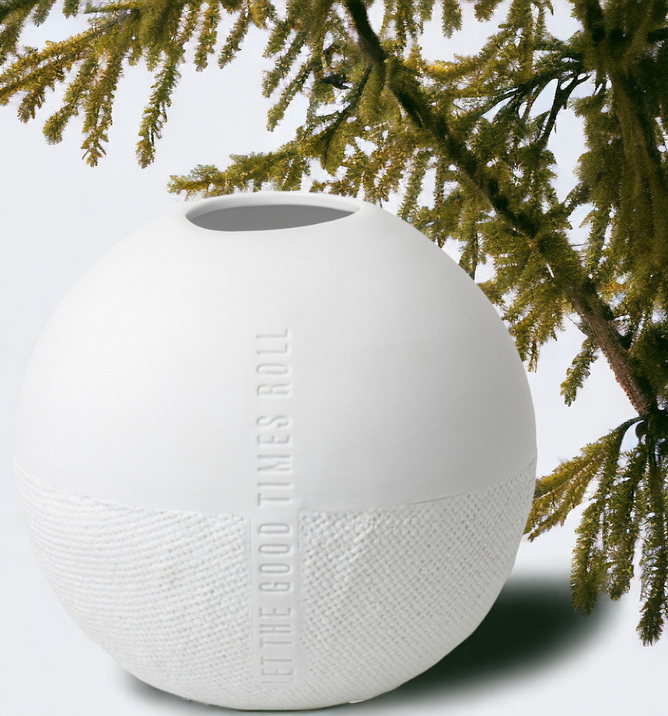 Formsprache Vase Let the Good Times Roll von Räder, weiße Keramikvase mit Reliefstruktur und Schriftzug.