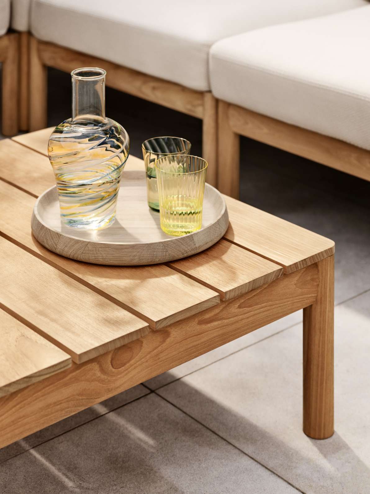 Tradition Lounge Tisch von Skagerak by Fritz Hansen aus Teakholz mit Getränken im Außenbereich.