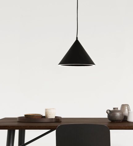 Schwarze Annular Pendant Pendelleuchte von Woud über einem Esstisch, minimalistisches Design für moderne Innenräume.