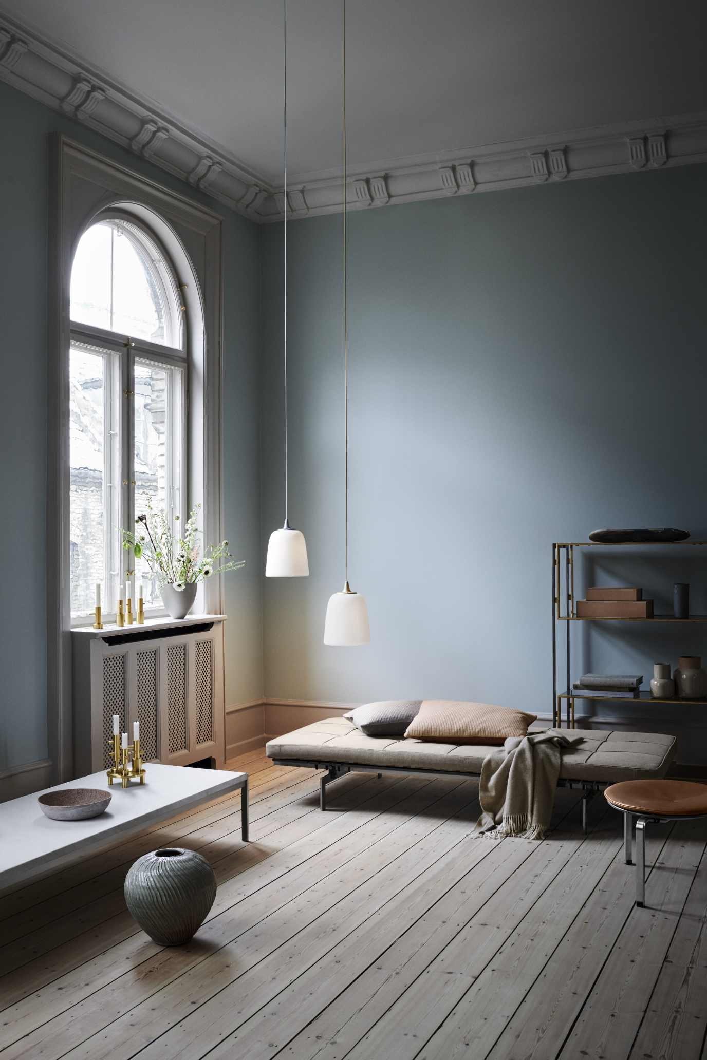 Helles Wohnzimmer mit PK 80 Liege von Fritz Hansen und stilvoller Dekoration.