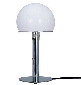 WA 24 Tischleuchte von Tecnolumen: Klassische Wagenfeld Lampe mit opalweißem Glasschirm und verchromtem Gestell.